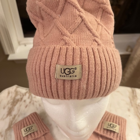 UGG PINK BEANIE GLOVE SET NWT - Picture 4 of 10